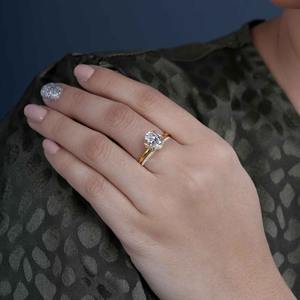 Anillo de Compromiso con Halo de Oro de 14k y Diamante Cultivado en Laboratorio con Corte Ovalado, Certificado IGI, VVS, Diseño Exclusivo, Joyería Fina a Bajo Precio - Product Image 2