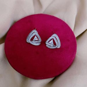 Pendientes elegantes de tono plateado con chispa de circón para mujer para bodas y compromisos Accesorios de moda hechos de latón - Product Image 1