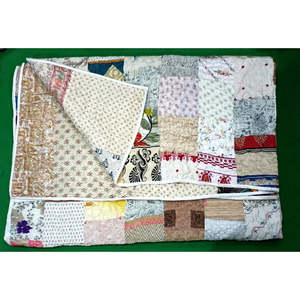 Colcha Reversible de Seda 100% India Vintage con Parches de Sari, Colcha Gudri, Colcha Ralli para Uso Doméstico - Product Image 1