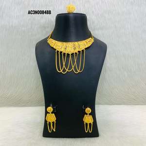 Nouveau Collier Ras-du-Cou Classique en Laiton Plaqué Or avec Chaîne Maille Curbée et Pendentif Fleur pour Fêtes et Mariages - Product Image 1