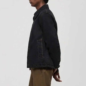 Veste streetwear décontractée coupe cintrée pour homme Denim noir délavé, vêtements d'extérieur à boutons de couleurs contrastées, manteau en coton durable pour l'hiver - Product Image 4