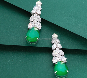 Superbes boucles d'oreilles en forme de poire de haute qualité en argent sterling S925 plaqué or 18 carats avec moissanite pour femmes - Product Image 1