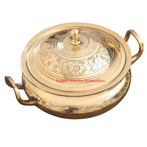 पारंपरिक भारतीय शुद्ध पीतल की हांडी, ढक्कन के साथ बर्तन परोसते हैं और भोजन और रसोई की सजावट के लिए गोल्डन पिटल कैसरोल को संभालता है। - Product Image 2