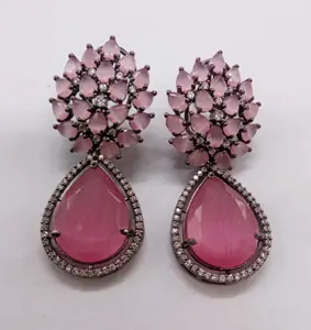 2024优雅设计粉色闪光石珠宝耳环，适合女性使用，批发价可用