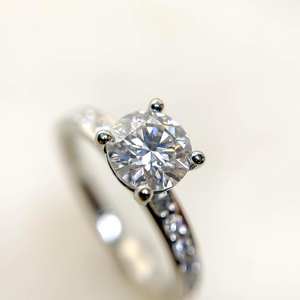 Anillo de compromiso Moissanite de corte redondo de 6,5mm | Solitario con banda pavimentada | Joyería fina de Boda nupcial de oro y plata OEM - Product Image 1