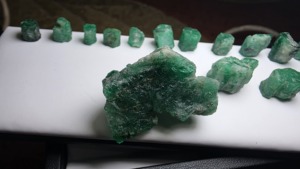 Gema Brillante, Esmeralda Natural de Cristal, 205 Quilates |   Espécimen de Esmeralda Verde Cruda con Corte Hexagonal |   Valle de Swat, Pakistán |   Colector - Product Image 3