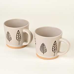 Ensemble de 2 tasses à café en céramique minimalistes en chêne et olivier, motif feuille peint à la main, vaisselle de luxe compatible lave-vaisselle, sublimes articles de boisson en bois - Product Image 2