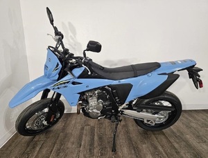 Motocicleta Deportiva Supermoto DR-Z4SM 2025 Nueva, Inyección de Combustible, Refrigeración Líquida, Monocilíndrica, Alto Rendimiento - Product Image 4