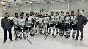Camiseta de Hockey - Blanca con Detalles Azules/Amarillos, Logotipo Clásico de Bisonte y Espadas Cruzadas, Capa Base Cómoda para Otoño e Invierno - Product Image 2