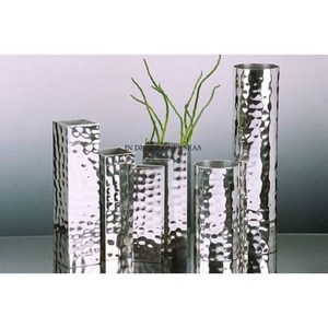 Vase à fleurs en métal robuste à texture martelée polie brillante argentée avec base de créateur fantaisie plaquée or à un prix impressionnant - Product Image 6