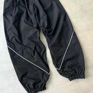 Ensemble de survêtements unisexe personnalisé coupe oversize en nylon coupe-vent pour l'automne, avec pantalon à taille élastique et imprimé tricoté réfléchissant noir - Product Image 5