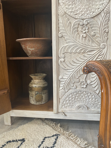 Armoire sculptée à la main avec motifs floraux - Product Image 4