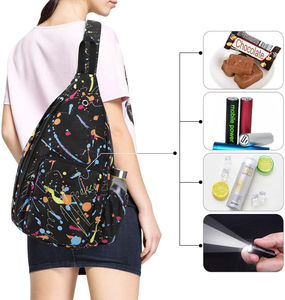 Mochila Unisex Ligera de Una Correa, Totalmente Sublimada, con Diseño Geométrico Moderno y Cadena - Product Image 2