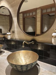 Évier en laiton de style design pour projets d'intérieur de luxe, améliorant l'espace de la salle de bain avec une finition métallique élégante - Product Image 2