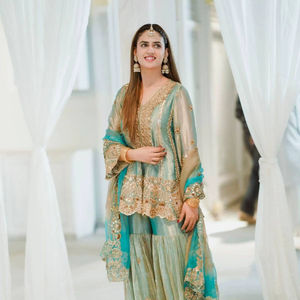 Ensemble de costume Sharara en soie Fendy avec sequins et broderies, costume de créateur en pure soie Fendy avec travail de broderie en sequins, zari et fils. - Product Image 1