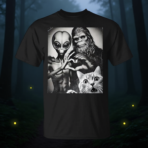 T-shirt promozionale con grafica a tema gatto: Bigfoot romantico innamorato di un gatto alieno che fa un selfie - Product Image 3