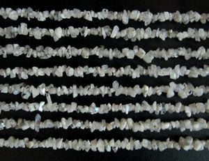 Pierre de lune blanche naturelle puce irrégulière gravier pépite non coupée 4mm à 8mm couleur blanche fabrication de bijoux perles brin 34 pouces de long - Product Image 2