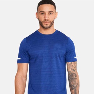 T-shirt d'entraînement pour homme avec tissu à séchage rapide-Respirant, durable et parfait pour les sports, les séances de sport et les aventures en plein air - Product Image 2