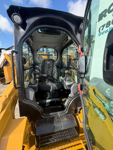 รถตักล้อยางขนาดเล็ก Caterpillar CAT 272D3 มือสอง พร้อมเครื่องยนต์ Caterpillar 98 แรงม้า น้ำหนัก 4069 กก. ใช้งานมาแล้ว 4001-6000 ชั่วโมง พร้อมชิ้นส่วนเกียร์ - Product Image 2