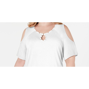 เสื้อกล้ามถักนิตติ้งสีขาวสำหรับผู้หญิง ไซส์ 2X แบรนด์ JM Collection ตกแต่งด้วยหมุดที่ไหล่ ระบายอากาศได้ดี คอเหลี่ยม พร้อมโลโก้แบบกำหนดเอง - Product Image 2