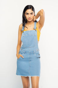 Vente en gros de robe salopette personnalisée pour femmes de la meilleure qualité, simple bouton délavé, denim écologique respirant au genou - Product Image 3