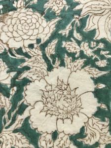 Tissu en coton imprimé à la main, motif floral classique indien Mughal en vert sarcelle et ivoire - Product Image 2