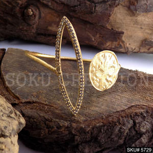 กำไลข้อมือและกำไลแบบเปิดประดับอัญมณี ดีไซน์เนอร์สำหรับผู้หญิงคริสเตียน ชุบทองคำแท้ งานแฮนด์เมด สำหรับโอกาสวันครบรอบ SKU5729 - Product Image 3