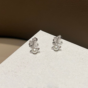 Reina madre <span class=keywords><strong>Balbina</strong></span> pequeños pendientes de perlas de Saturno individuales Mini perlas planas pequeños pendientes exquisitos para mujeres - Product Image 1