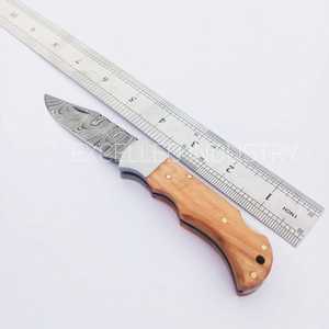 Damas personnalisé fait à la main multifonctionnel survie en plein air couteau pliant manche en bois d'olivier couteau de poche avec étui en cuir - Product Image 6