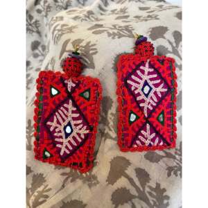 Pendientes Colgantes de Estilo Étnico con Parche Tribal Kutch y Diseño Geométrico, Joyería con Motivo Sol del Desierto - Product Image 1
