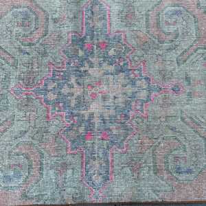 Alfombra Turca Vintage Pequeña de 2.9x4.3 pies, Alfombra Floral Gris Rosa - Product Image 5