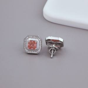 Boucles d'oreilles clous de luxe Avina en argent sterling massif 925 plaqué rhodium, avec diamant fantaisie de laboratoire taille émeraude et halo octogonal - Product Image 3