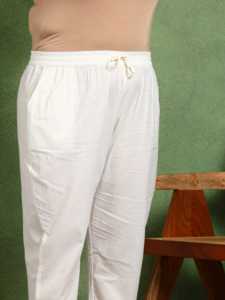 Ensemble Kurta Pantalon Dupatta à imprimé floral Multicolore Fabriqué en coton cambric avec détails en dentelle à col en V et manches 3/4 - Product Image 5