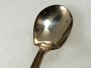 Ensemble de couverts de luxe avec cuillères décoratives en métal argenté, parfait pour les occasions de dîner et la décoration intérieure - Product Image 4