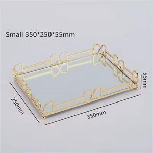 Plateau de service rond décoratif en verre avec bordure métallique pour présentation sur coiffeuse, décoration intérieure, réceptions et mise en valeur de table, provenant d'Inde - Product Image 2