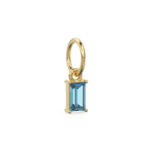 Pequeño colgante de topacio azul suizo en oro macizo de 14k y 18k con talla baguette, dije de topacio azul diminuto, colgantes y dijes finos - Product Image 6