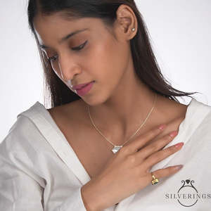 Collar de Plata de Ley 925 con la Sagrada Madre y Patrón Hexagonal con Circonita Dorada para Regalo - Product Image 4