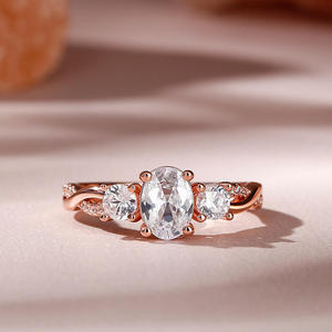 แหวนเพชรเงินสเตอร์ลิงทรงวงรีประดับเพชรสามเม็ดแบบเจลิยา ทวิสต์ - Product Image 6