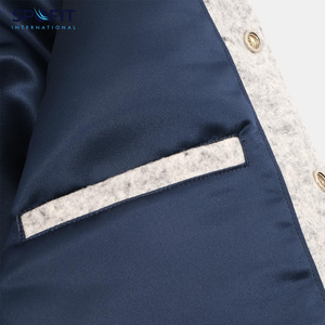 เสื้อแจ็คเก็ตวาร์ซิตี้แบบมีปกตั้งสำหรับผู้ชาย ผ้าขนสัตว์ 100% ระบายอากาศได้ดี เหมาะสำหรับฤดูหนาว  ออกแบบลายปักด้านหน้าตามสั่ง - Product Image 5