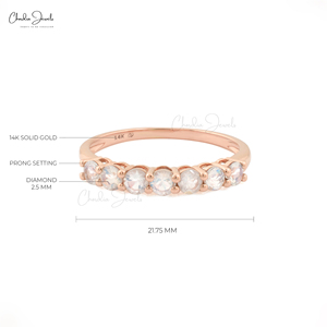 Achetez maintenant : Bague empilable de fiançailles en or rose pur 14 carats avec sept pierres rondes de 3 mm en pierre de lune arc-en-ciel, sertie à griffes, bijoux de mariée - Product Image 4