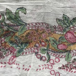 ผ้าฝ้ายพิมพ์ลายด้วยมือ ลายดอกไม้สีเหลืองมัสตาร์ด พร้อมลายเถาวัลย์ แต่งด้วยสีชมพูและสีเขียว |   สิ่งทอพื้นเมืองอินเดีย - Product Image 2