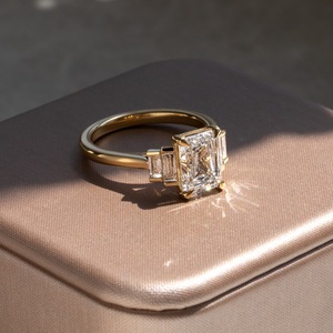 Anillo de compromiso de diamante de moissanita corte esmeralda de 7x9mm | Diseño de tres piedras Baguette | Plata de Ley 18K chapado en oro minimalista - Product Image 4