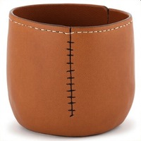 Pot en cuir artisanal miniature fait pour des écrans verts silencieux avec une finition douce et une coloration naturelle douce