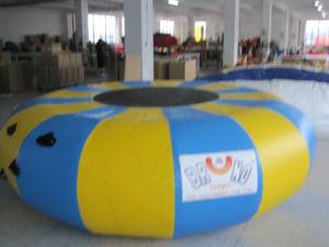 Trampoline aquatique gonflable pour des sauts amusants - Product Image 2