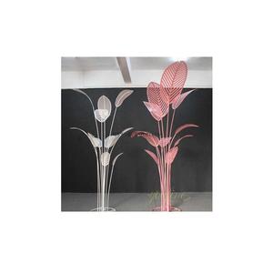 Juego de 2 soportes Harlow para decoración del hogar con recubrimiento en polvo rosa y blanco, diseño de hojas de calidad de lujo, soportes Harlow de hierro metálico - Product Image 1