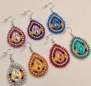 Pendientes de cuentas de estilo indígena en forma de lágrima Pendientes de flecos de cuentas bohemias nativas, Pendientes de cuentas de plumas de pluma - Product Image 1