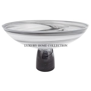 Bols de service en métal de première qualité avec une finition texturée et des courbes élégantes parfaites pour ajouter une touche de style à votre table - Product Image 2