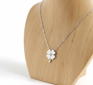 Collar con Colgante de Trébol Minimalista Moderno y Popular de Rudra Gems, para Mujer, Plata de Ley Certificada de Alta Calidad, Regalo para Fiesta - Product Image 3