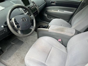 NEATLY UTILISÉ 2009 À-y-o-ta P-rius FWD - Product Image 3