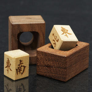 <span class=keywords><strong>Bois</strong></span> Mahjong Vents Dés et Titulaire Mahjong Bettor Indicateur de Vent Est <span class=keywords><strong>Ouest</strong></span> <span class=keywords><strong>Sud</strong></span> Nord Fengzhuang Dés - Product Image 1